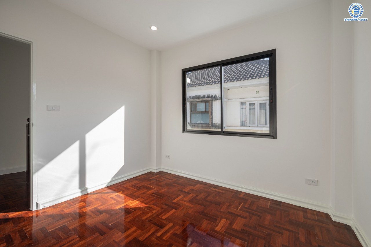 บ้านมือสองตกแต่งใหม่ แบรนด์ Q.House โครงการ ลัดดารมย์ ปิ่นเกล้า เนื้อที่ 53.1 ตร.ว. พื้นที่ใช้สอย 211.5 ตร.ม. ฟังก์ชันจัดเต็ม 3 ห้องนอน 2 ห้องน้ำ จอดรถได้ 2 คัน บนทำเลศักยภาพ ใกล้เซ็นทรัลเวสต์เกต, วงเวียนพระราม5, ทางด่วน "กาญจนาภิเษก" และรถไฟฟ้า "สถานีตลาดบางใหญ่"